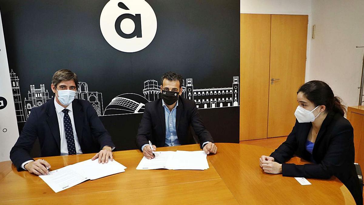 Andrés Sánchez y Alfred Costa firman el convenio de colaboración ante Lydia del Canto. | M.A. MONTESINOS