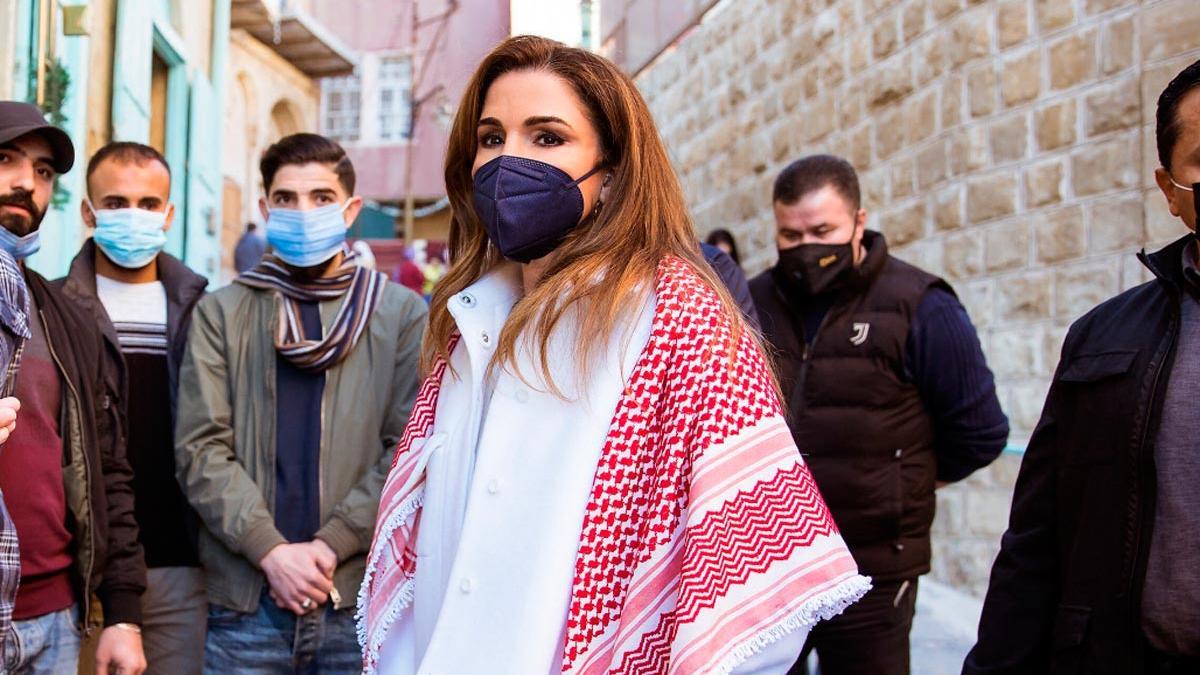 Rania de Jordania, reina de las tendencias del 2022 con sus vaqueros 'split' y zapatillas de lujo