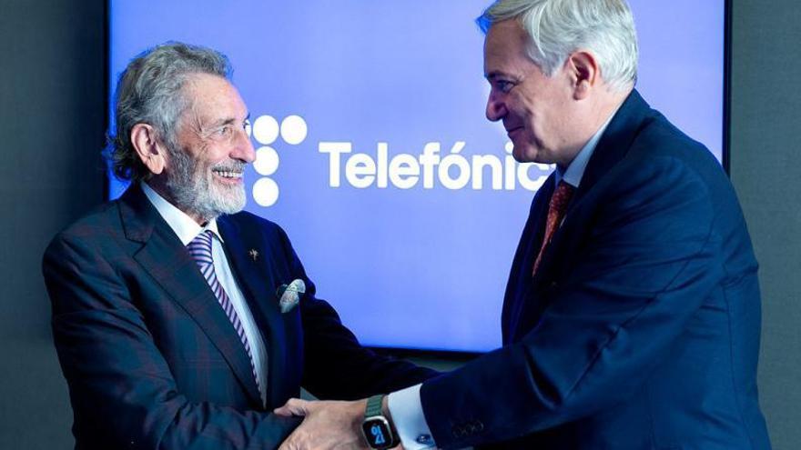 El director de Empresas de Telefónica España, Adrián García, y el presidente del Celta, Carlos Mouriño.