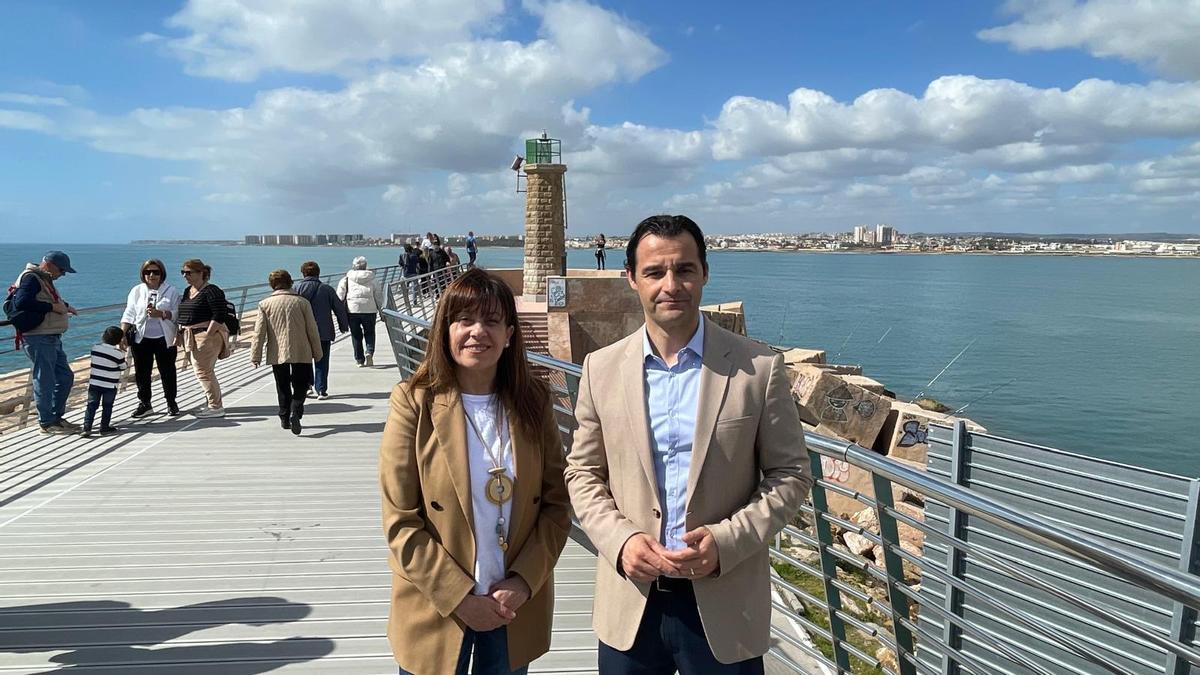El alcalde Eduardo Dolón y la concejala Concha Sala, durante la visita a la recepción del tramo final del paseo