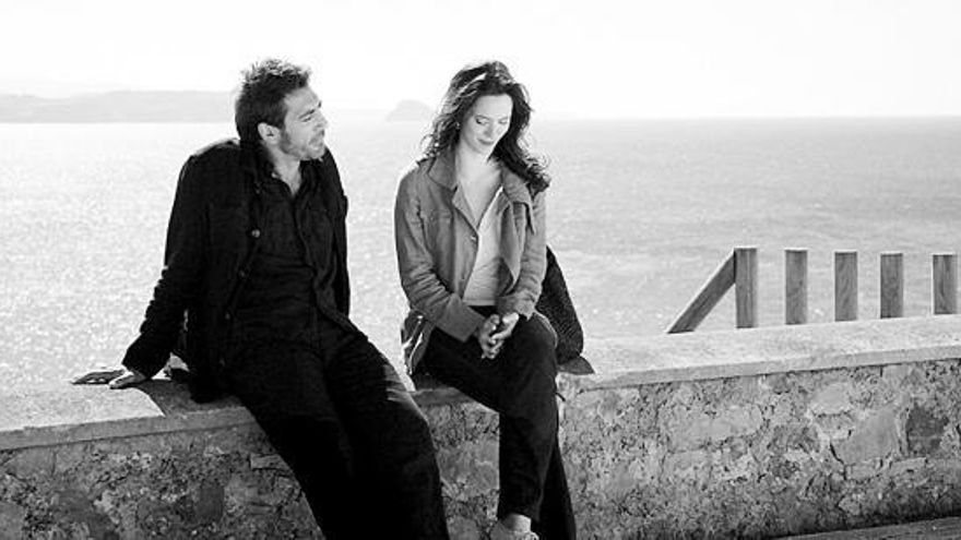 Javier Bardem y Rebecca Hall, en el faro de San Juan de Nieva, con la isla de la Deva al fondo.