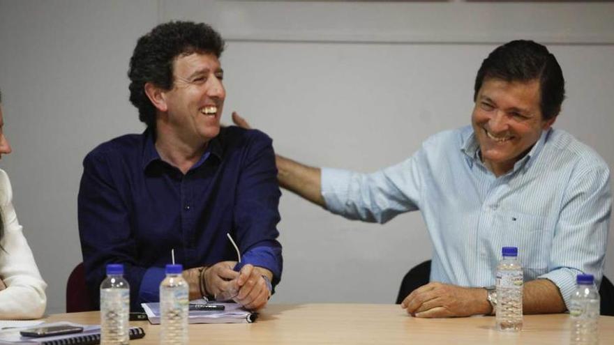 Elsa Pérez, Jesús Gutiérrez y Javier Fernández bromean, ayer, al inicio de la comisión ejecutiva de la FSA.