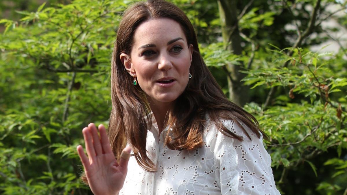 Kate Middleton con camisa blanca en el 2019