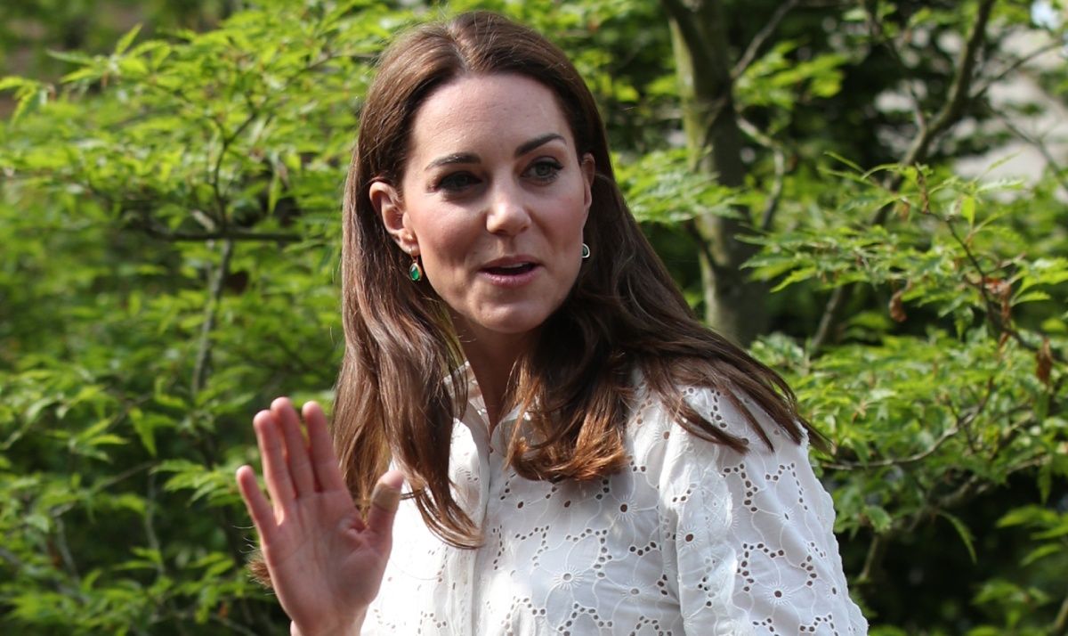 Kate Middleton con camisa blanca en el 2019