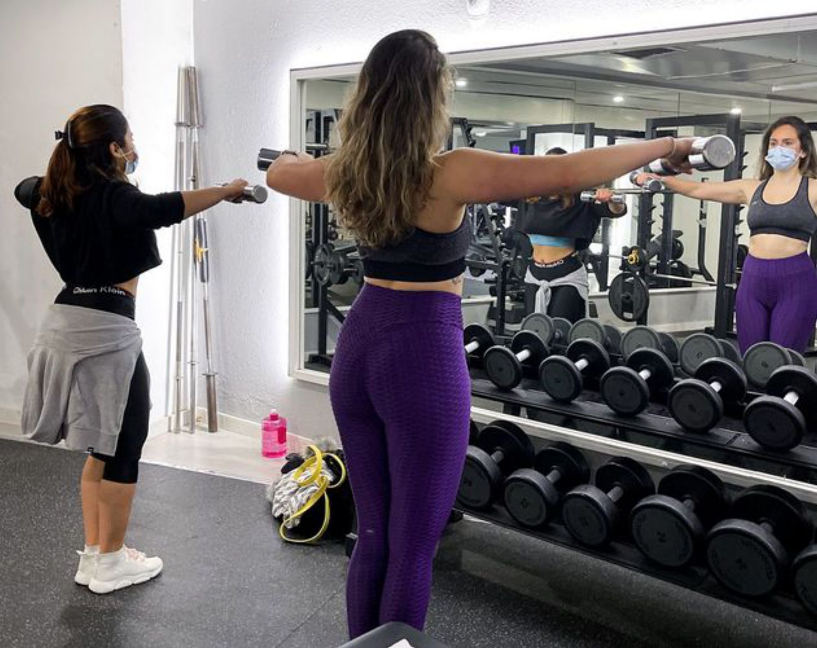 Varios momentos de clases en un centro deportivo ovetense.