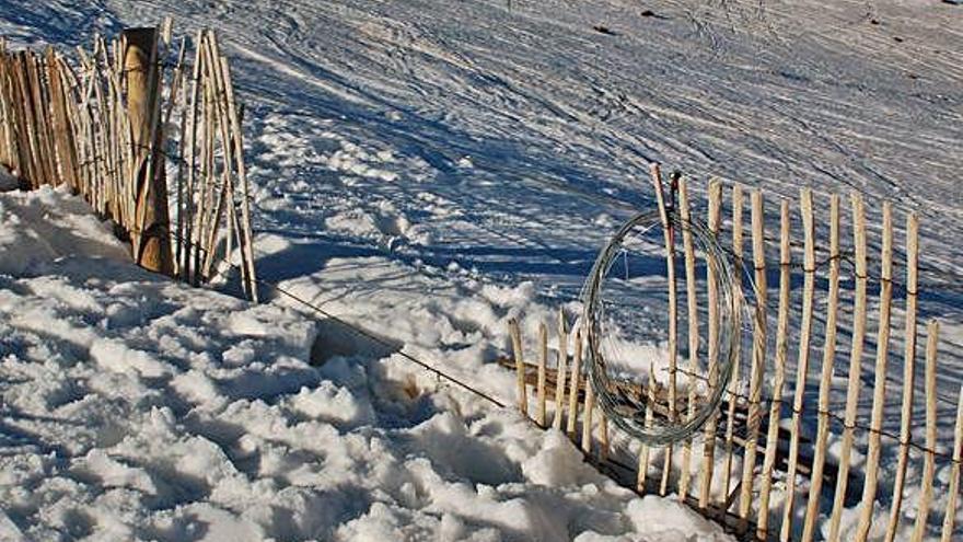 El paravent fet amb troncs de fusta i fil metàl·lic on va impactar el jove a la pista de Comabella de la Molina