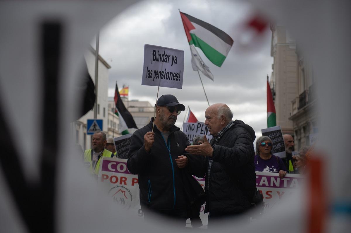 Manifestantes a favor del sistema público de pensiones en Madrid