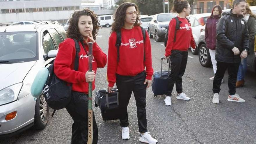 Elena González, Sara González, Natasha Lee y Fernando Sierra, ayer, antes de iniciar el viaje.