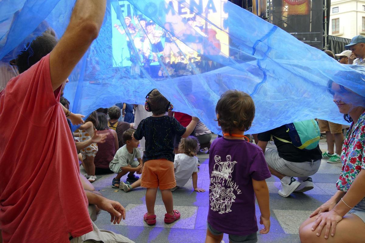 EN IMATGES | L'Acústica celebra la seva segona nit amb un ambient festiu i reivindicatiu
