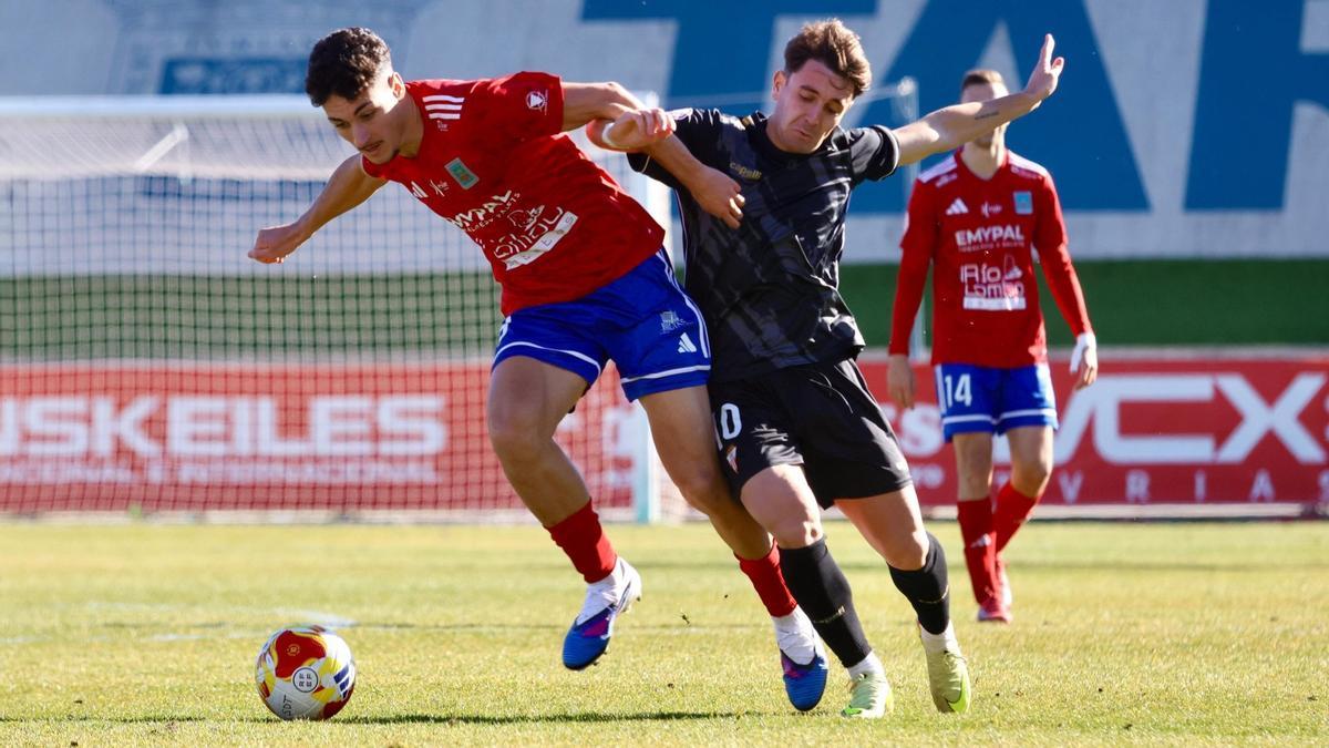 Toni Ramón, del Tarazona, disputa un balón con un jugador del Algeciras.