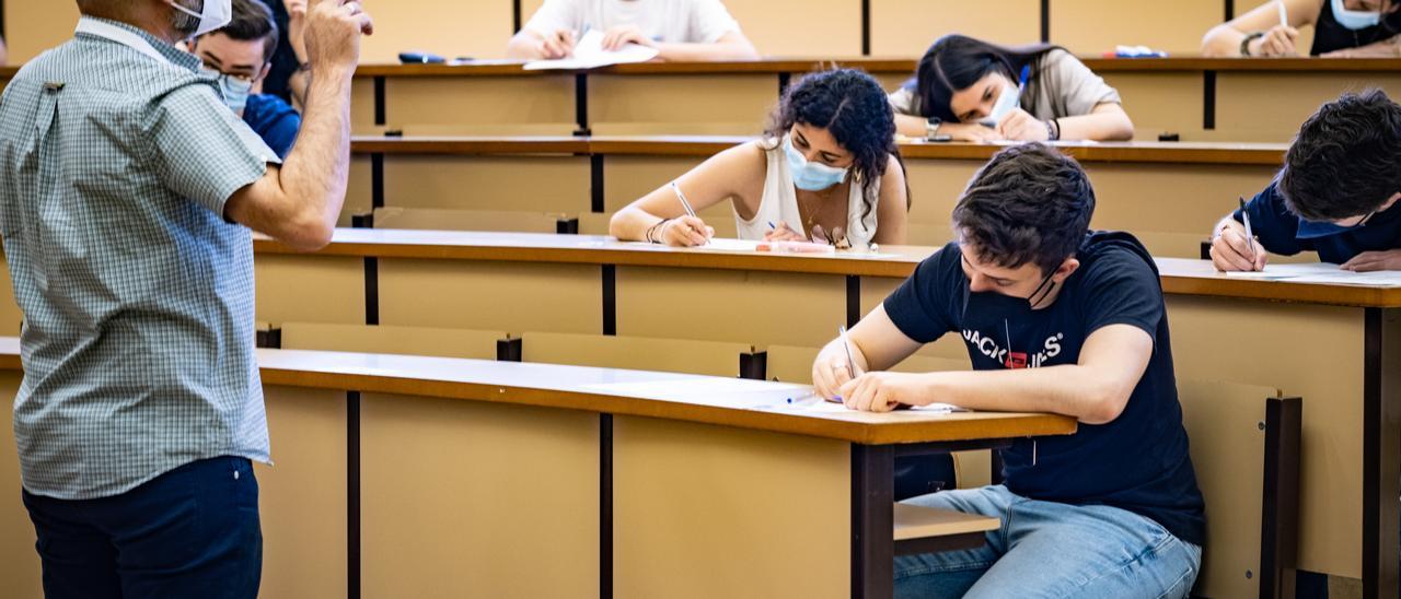 Alumnos durante un examen.