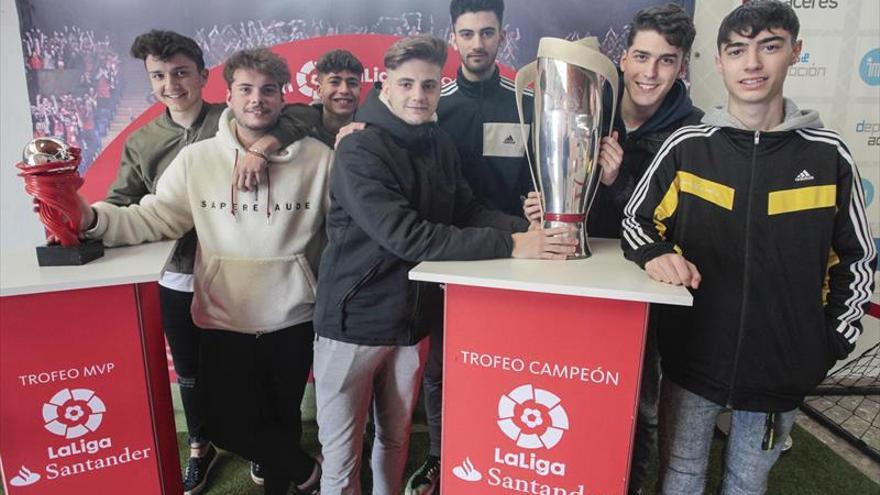 La copa de la Liga se exhibe en Cáceres