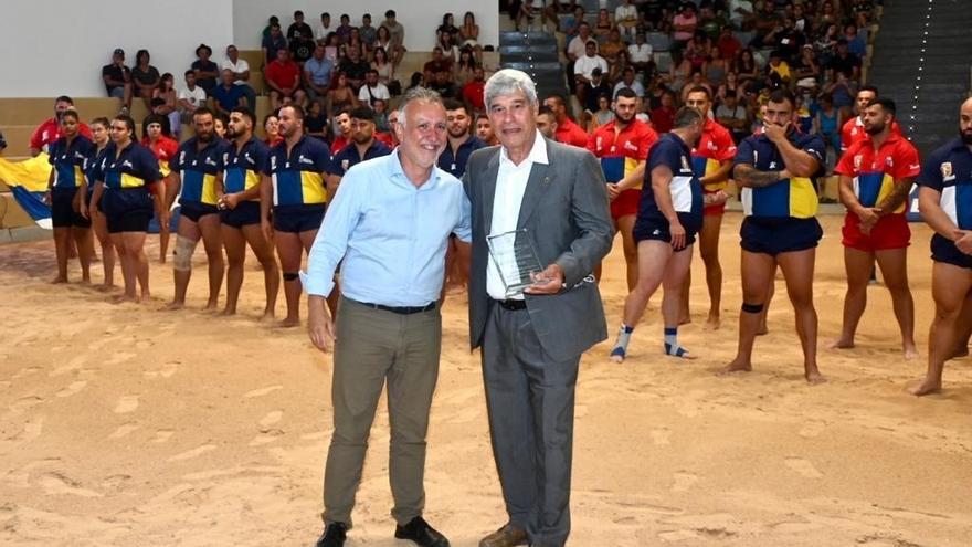 El presidente de Canarias, Ángel Víctor Torres, acude en Lanzarote a la Luchada Institucional del Día de Canarias