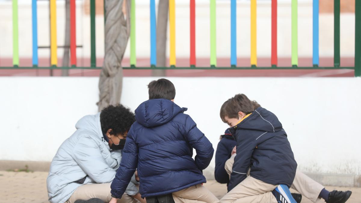 Varios niños juegan en el recreo en un colegio de Madrid.