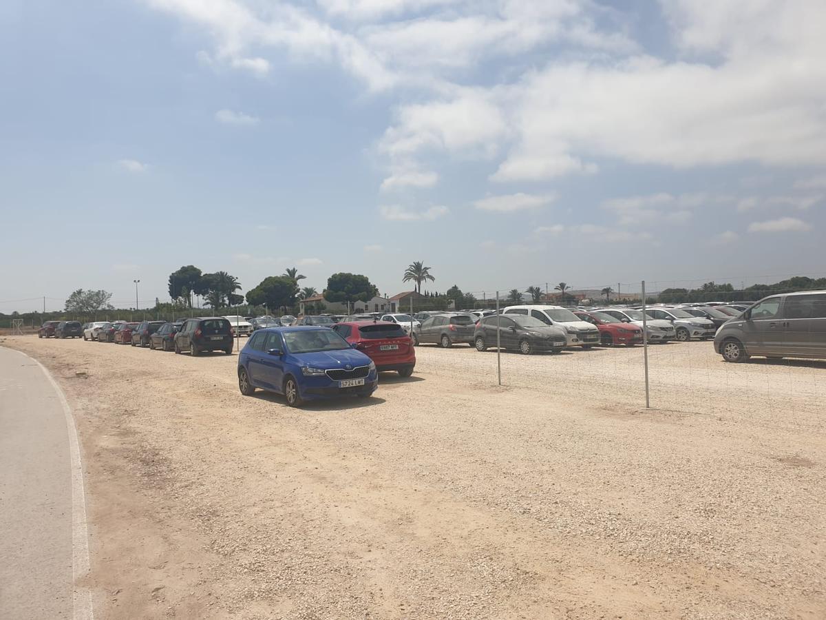 Una imagen con la que los vecinos denuncian que hay coches aparcados fuera de la campa clausurada.