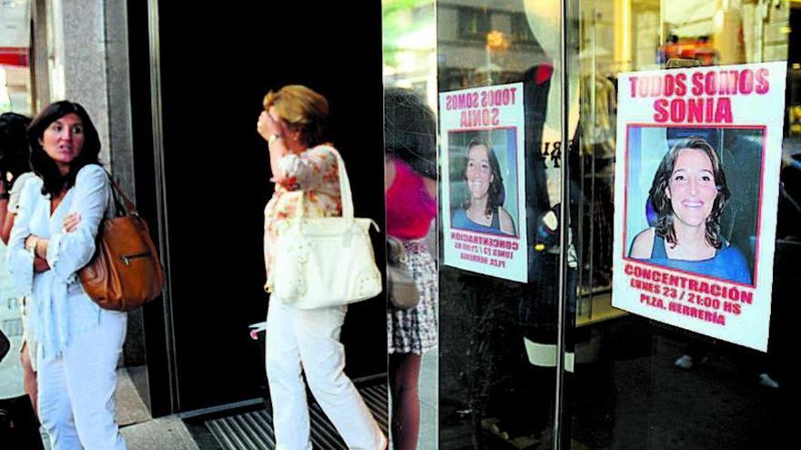 Carteles de Sonia Iglesias en un comercio de la ciudad de Pontevedra.