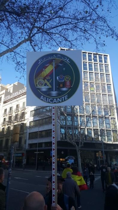 Más de 500 agentes de Alicante piden la equiparación salarial en Barcelona