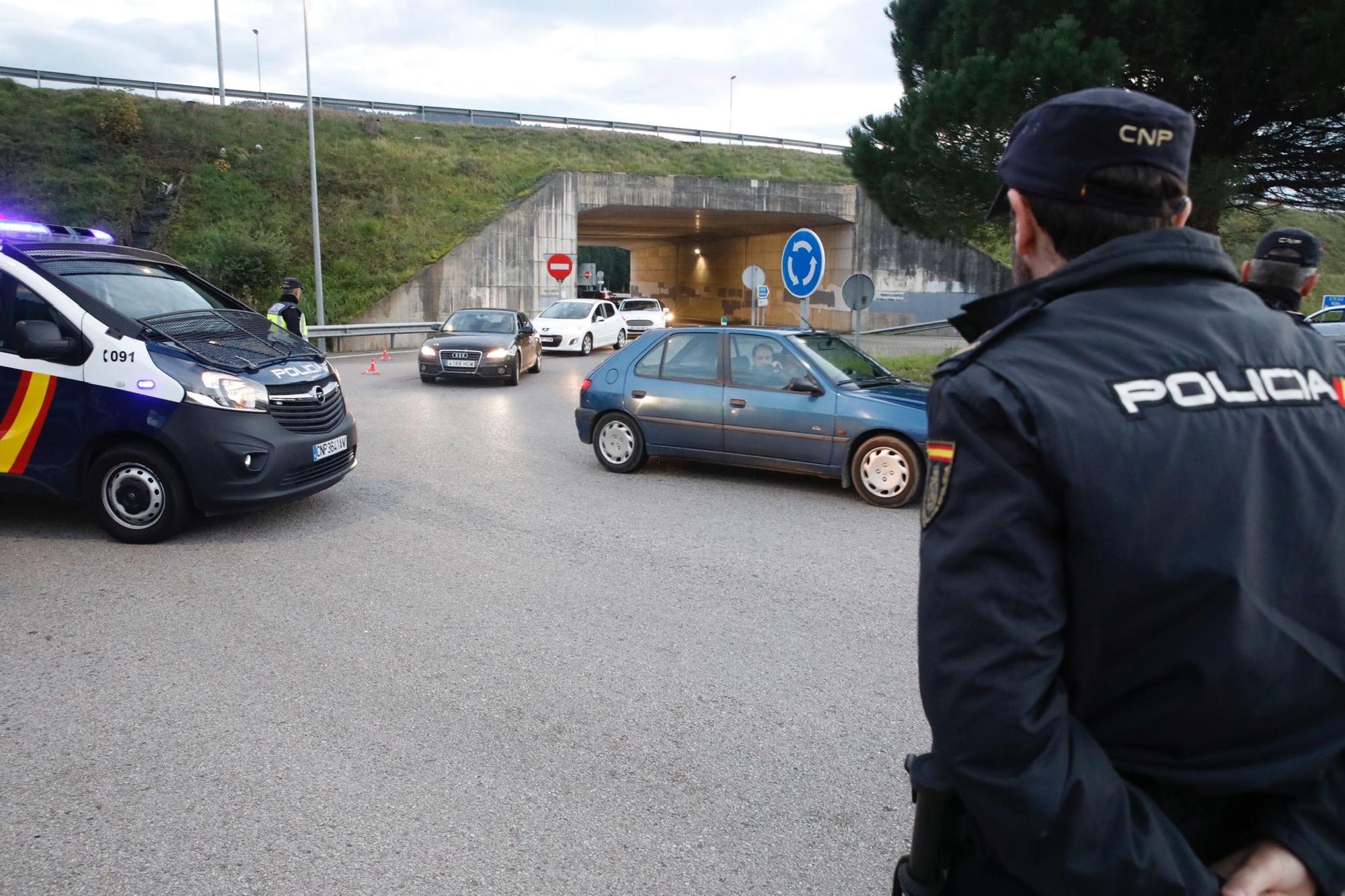 En imágenes: Control policial por la oleada de robos en Gijón