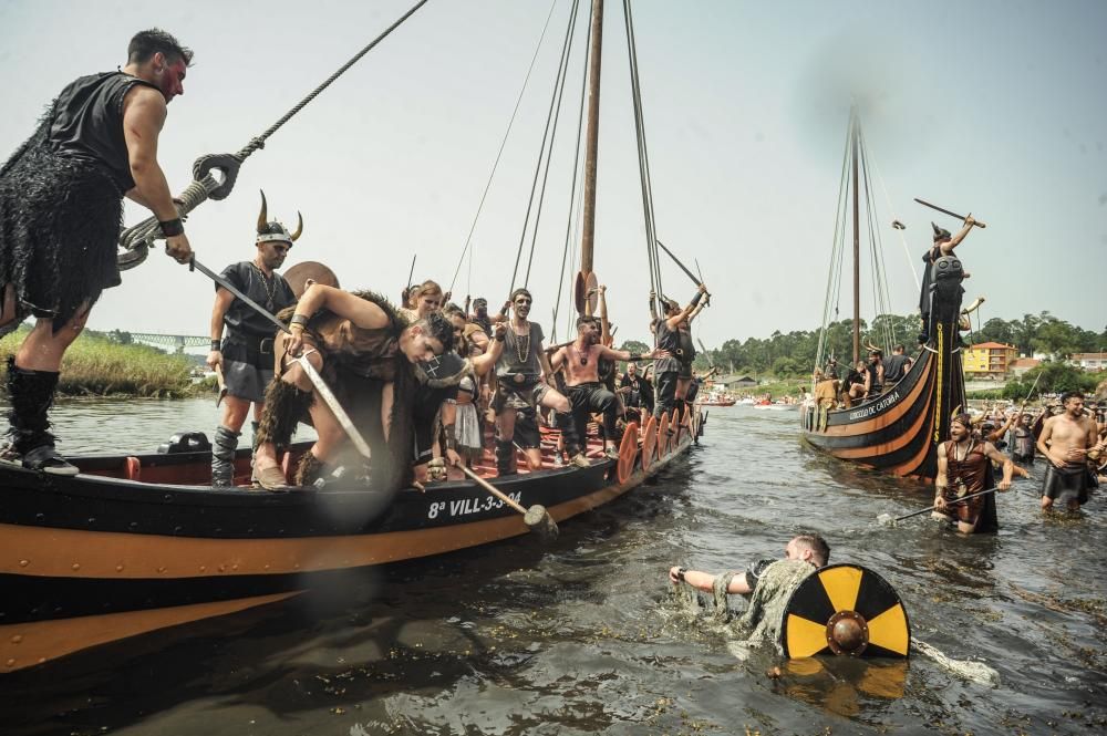 Las hordas vikingas desembarcan con sus armas y sus gritos de guerra en Catoira ante 30.000 personas.