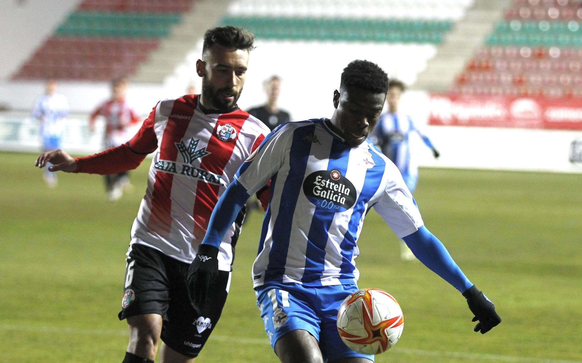 Partido del grupo 1 de Primera RFEF entre el Zamora y el Deportivo.