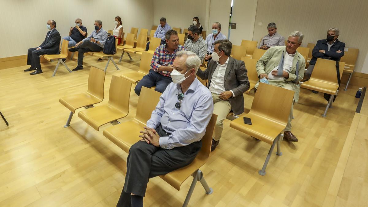 Los acusados en el proceso por las irregularidades en el Plan Zonal de la Vega Baja volvieron a llenar este martes  la sala de vistas tras meses de ausencia permitida.