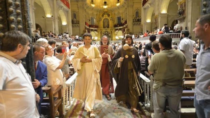 Salida de los apóstoles del templo de Santa María al finalizar una de las escenificaciones del Misteri d&#039;Elx este pasado mes de agosto.