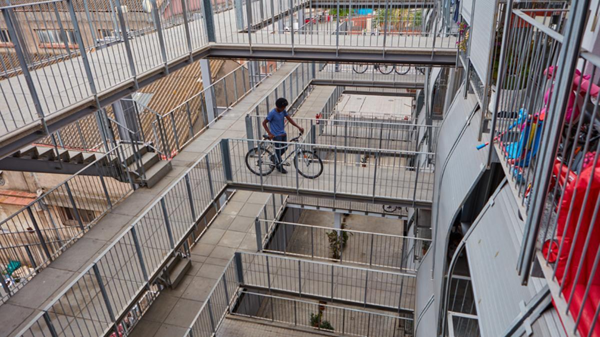 Vista de un residente de la vivienda de la calle Sant Eloi, un proyecto pionero en el Estado de gestión de vivienda social.