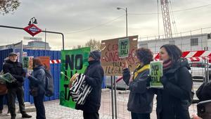 Vecinos concentrados frente a la estación de Atocha para protestar por la tala de árboles.