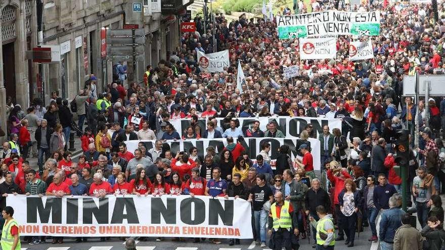 Multitudinaria manifestación contra la mina de Touro, el pasado mes de julio en Santiago.