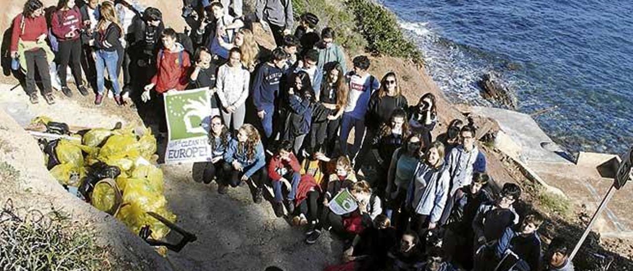 Els escolars de tercer d´ESO recolliren els residus  acumulats en dues platges de la serra de Tramuntana.