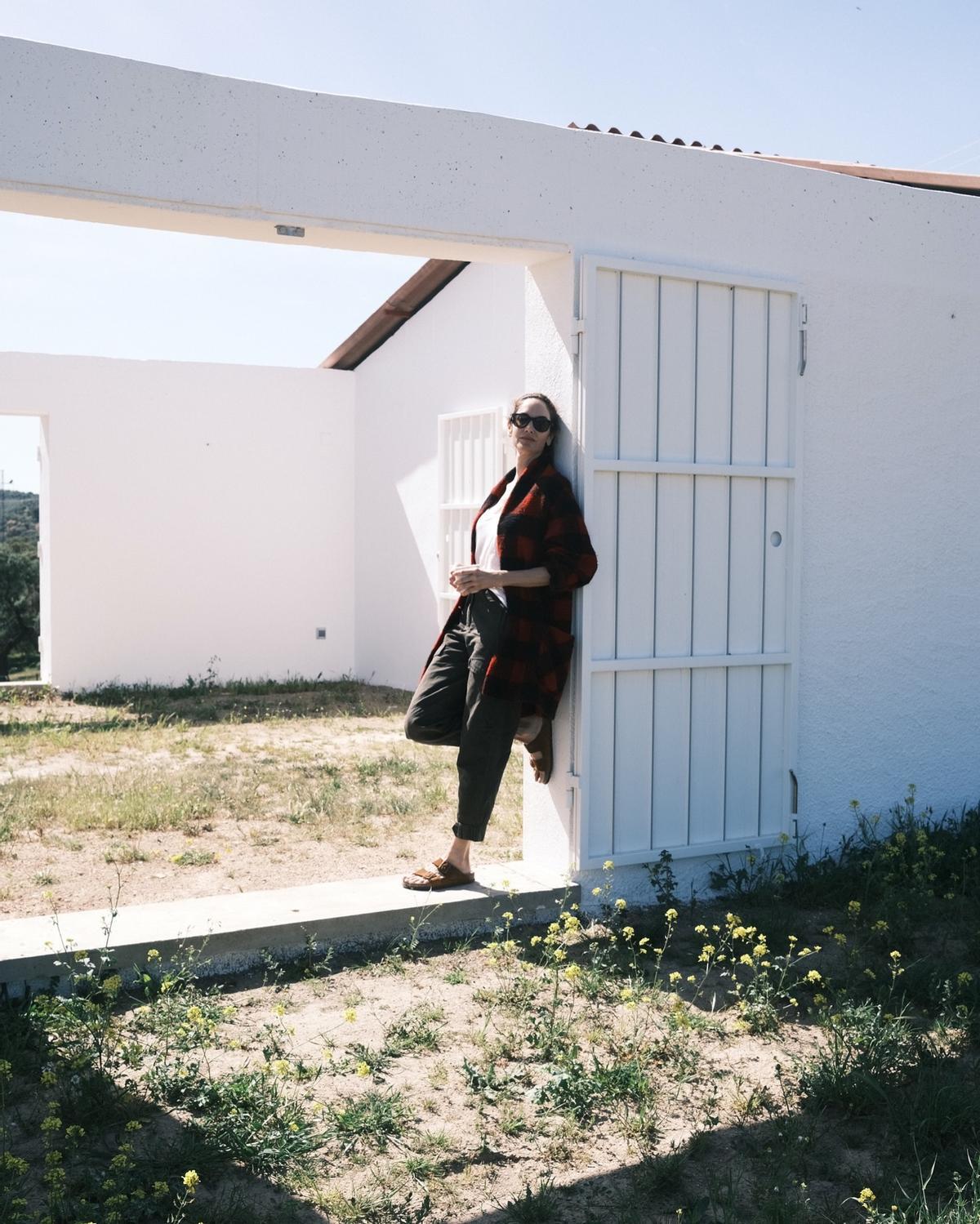 La modelo Eugenia Silva en su finca de Puebla del Maestre (Badajoz).