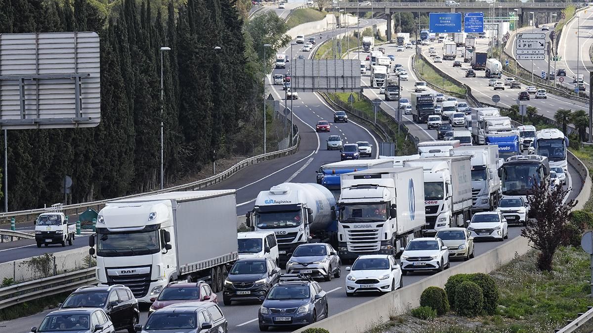 Tráfico en la AP7 a su paso por San Cugat del Valles en dirección Tarragona.