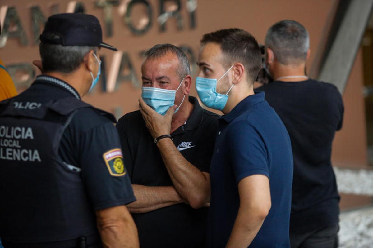 Compañeros y amigos de Ramón Vilar le despiden en el tanatorio de València Compañeros y amigos de Ramón Vilar le despiden en el tanatorio de València