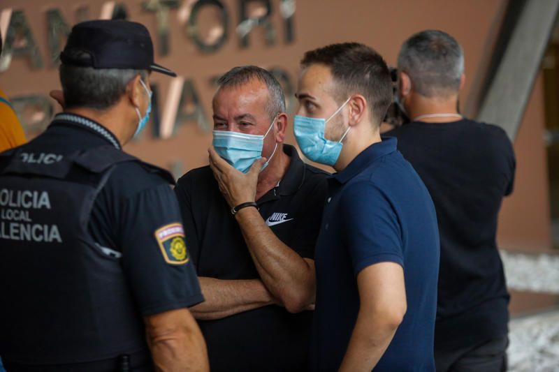 Compañeros y amigos de Ramón Vilar le despiden en el tanatorio de València