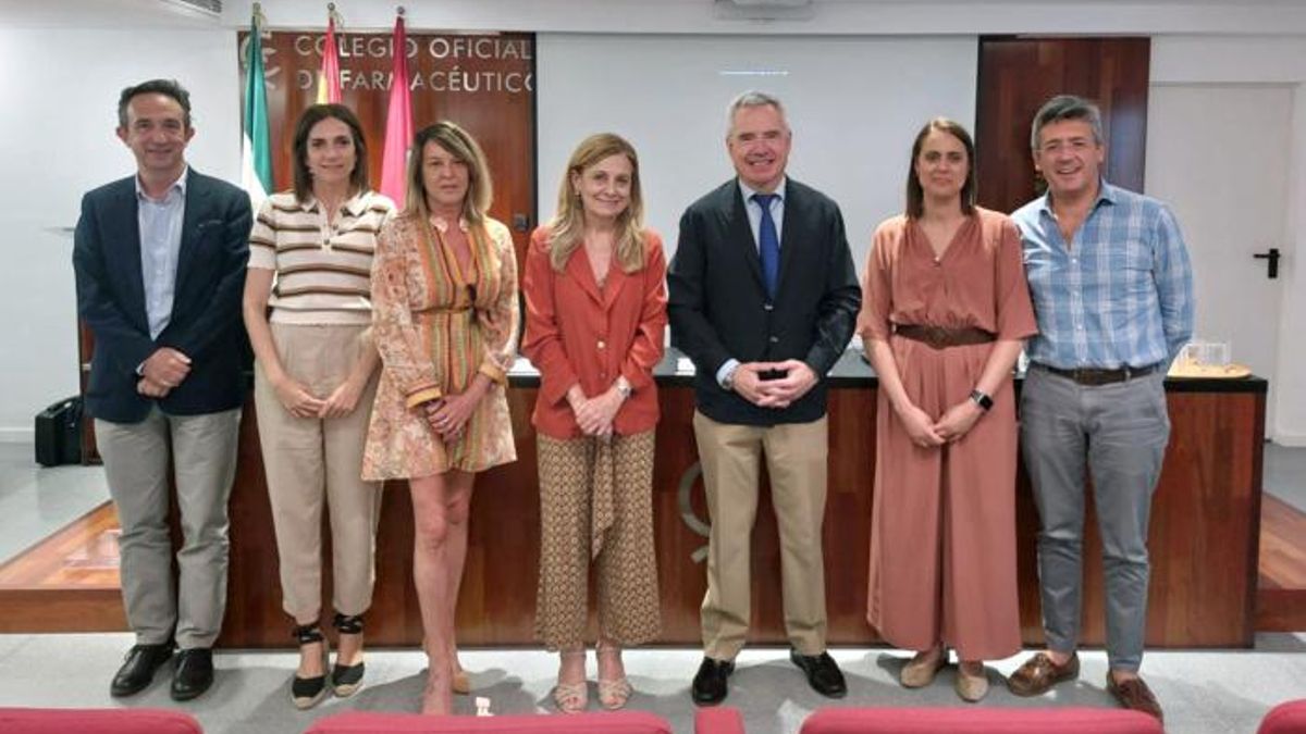 Marina Álvarez, directora de la Unidad Radiodiagnóstico y Cáncer de Mama del hospital Reina Sofía; y Rafael Casaño, presidente del Colegio de Farmacéuticos de Córdoba, en el centro, junto al resto de profesionales que han impartido el curso a los farmacéuticos cordobeses.
