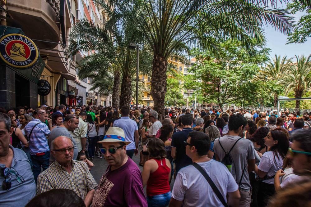 Las mascletàs previas a hogueras arrancan con mucho público y sin incidentes