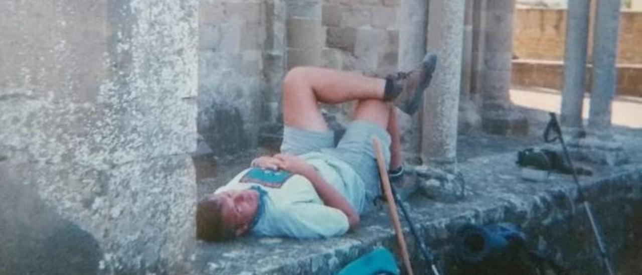 Alfonso Rueda descansa en una iglesia romática en una ruta de senderismo en los noventa.