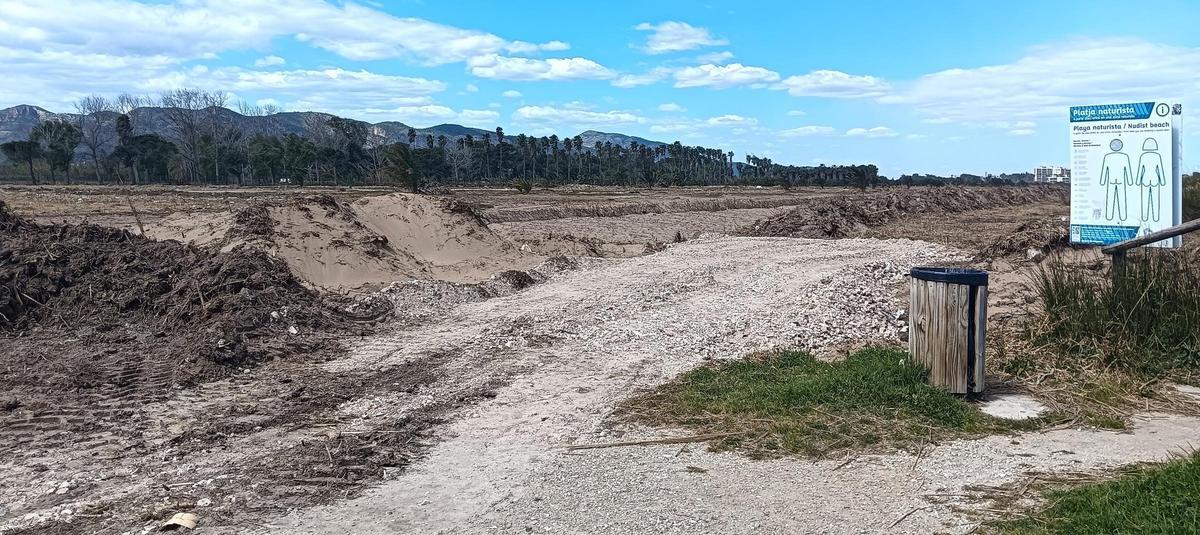 Acceso a la playa nudista desde el parking antes rodeado por cañas.