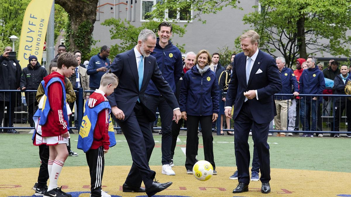 ¡Partido entre reyes! Felipe VI y Guillermo de Holanda juegan al fútbol y al baloncesto en su visita a la Fundación Cruyff