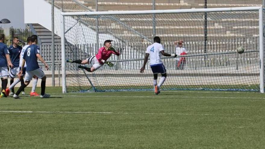 Imagen de uno de los cuatro goles que el Torrevieja marcó ayer ante el Segorbe.