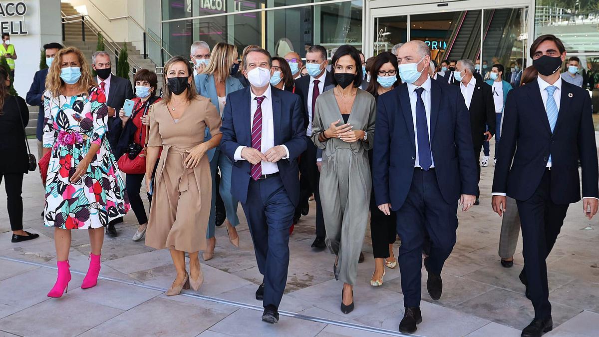 Por la izquierda, Silva, Vázquez, Caballero, Pardo de Vera, Teba y Campo, ayer, durante la visita oficial a Vialia. 