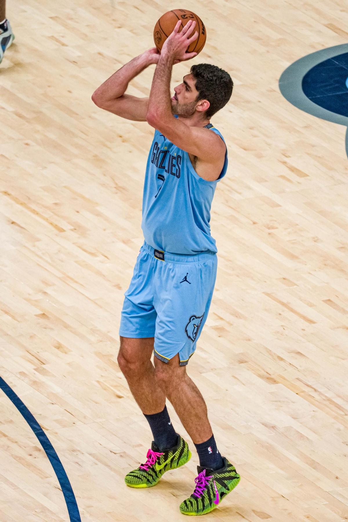 Santi Aldama ejecuta un lanzamiento con su equipo, los Grizzlies.