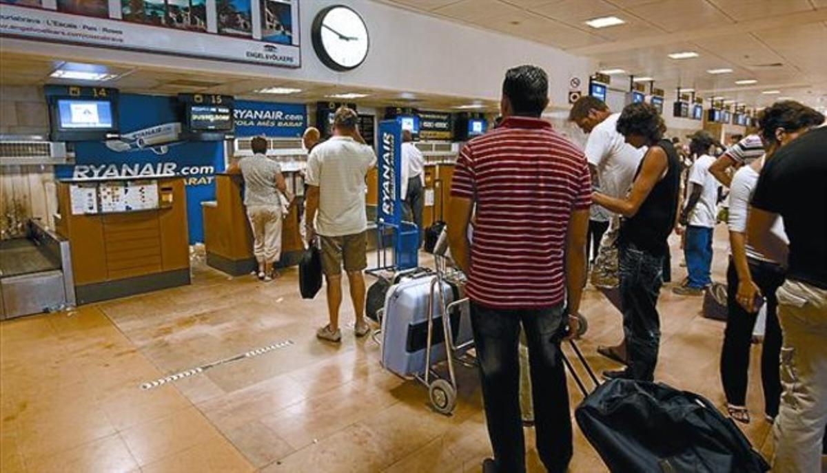 Cues de facturació als taulells de Ryanair a l’aeroport de Girona. Cues de facturació als taulells de Ryanair a l’aeroport de Girona.