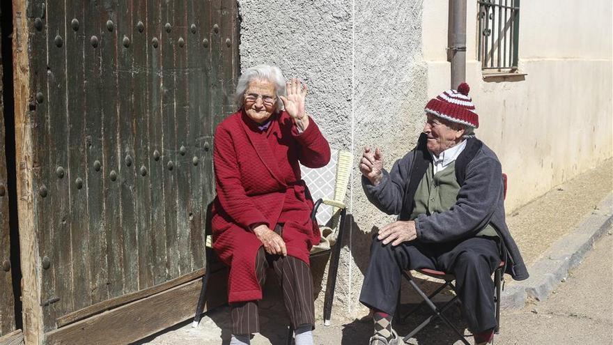 Nueve municipios extremeños tendrán un programa de acompañamiento a ancianos que viven solos