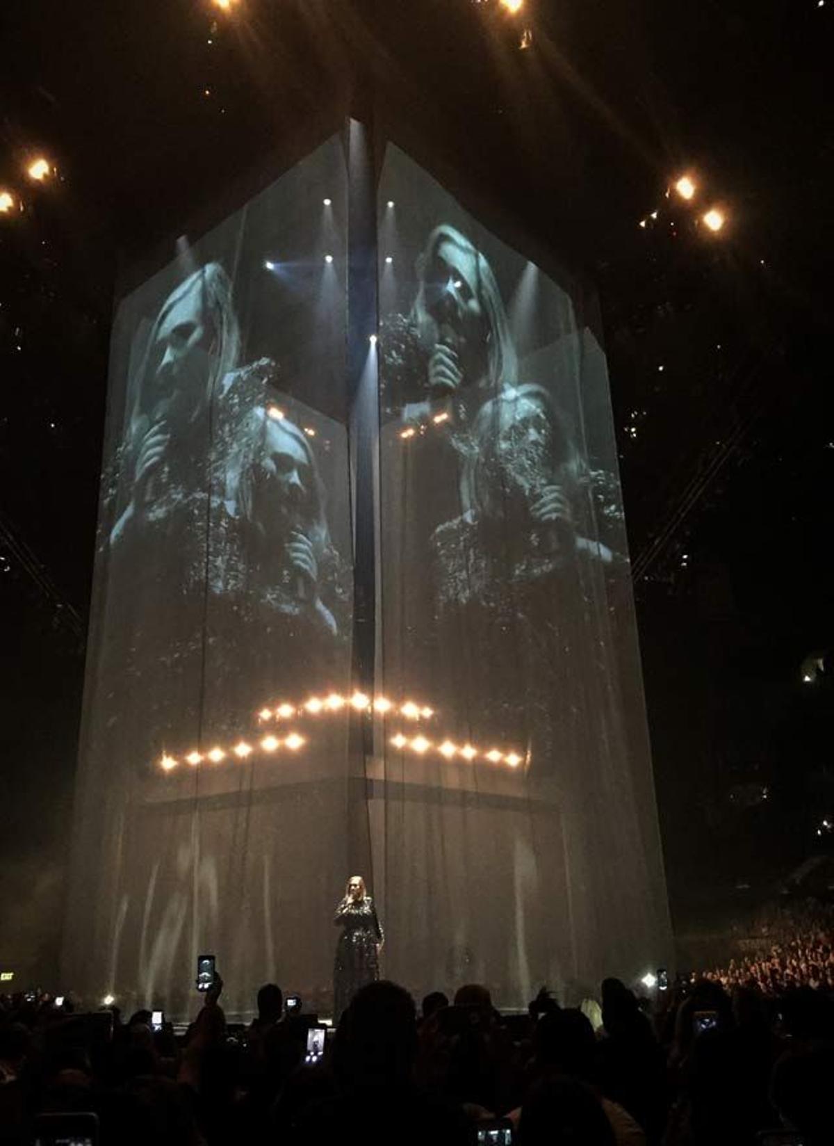 Adele durante su concierto en Los Ángeles.