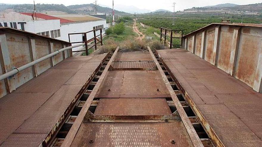 El antiguo trazado ferroviario, ahora transformado en una vía verde