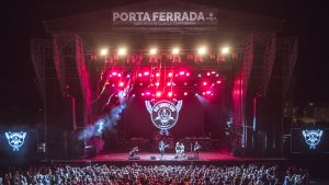 Ambiente y público durante el concierto de Gene Simmons en el Festival de Porta Ferrada. 