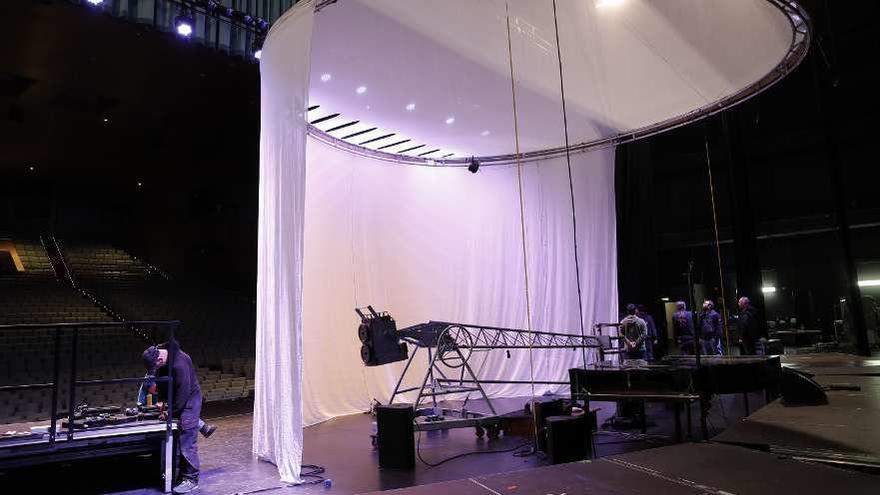 Montaje del escenario donde se representará &quot;Carmina Burana&quot; en el Auditorio Mar de Vigo. // J. Lores