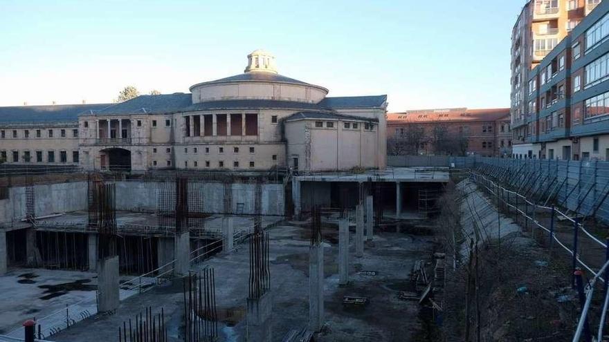 Agujero del Palacio de Congresos sobre el que está previsto levantar un centro cívico.