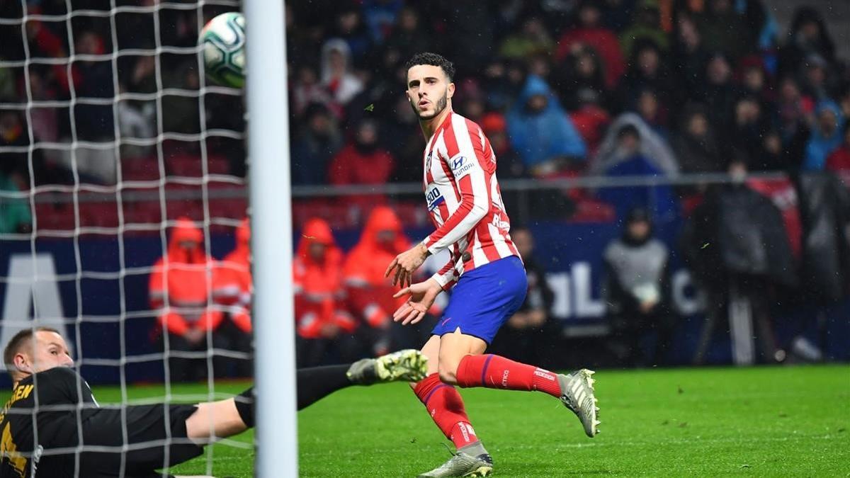 Ter Stegen evita el disparo de Hermoso en la primera parte del Atlético-Barça.